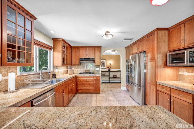 3295 Sunnyvale Ave, Reno, NV 89509 - kitchen featuring stainless steel appliances, arched walkways, backsplash, under cabinet range hood, and recessed lighting