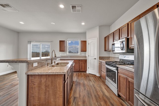 1282 Onda Verde Dr, Fallon, NV 89406 - kitchen featuring stainless steel appliances, a sink, dark wood-style floors, an island with sink, and recessed lighting