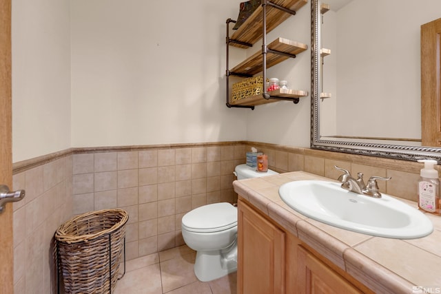 785 Sarcinella Ct, Reno, NV 89509 - half bath featuring tile walls, toilet, a wainscoted wall, vanity, and tile patterned flooring