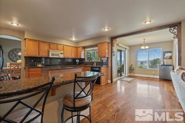 5284 Tappan Ct, Reno, NV 89523 - kitchen featuring white microwave, plenty of natural light, light wood finished floors, dishwashing machine, and recessed lighting