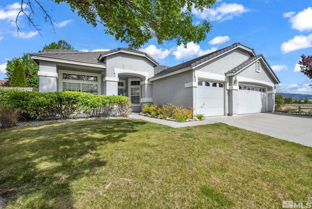 view of front of property featuring an attached garage, driveway, stucco siding, a front lawn, and a tile roof