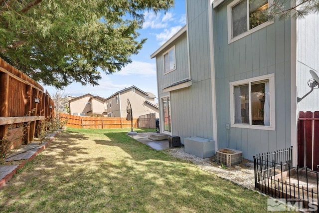 view of yard with a residential view