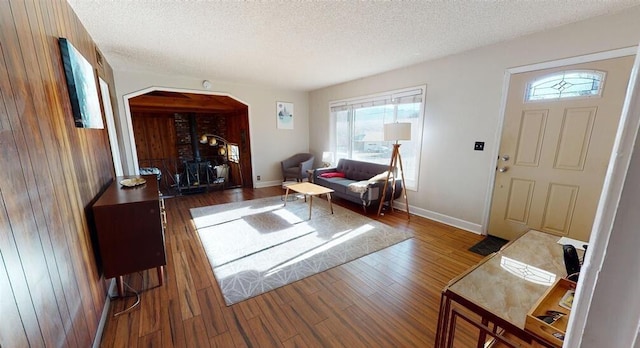 50 Bellevue Ave, Winnemucca, NV 89445 - entryway featuring wood finished floors, a textured ceiling, arched walkways, and baseboards