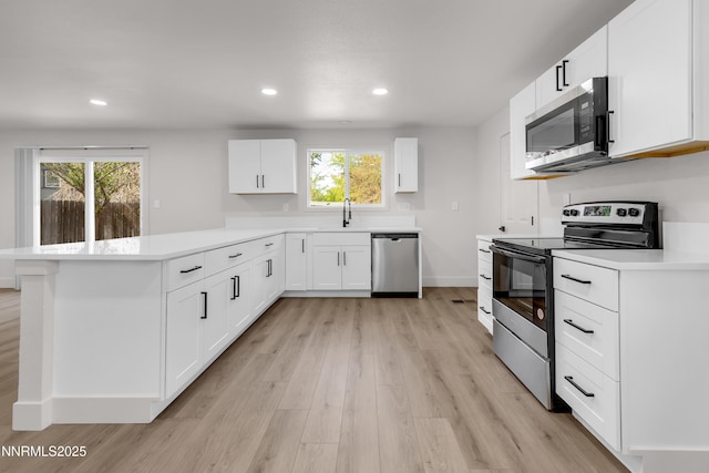 1717 Rio Tinto Dr, Sparks, NV 89434 - kitchen featuring stainless steel appliances, a peninsula, light wood-style flooring, light countertops, and recessed lighting