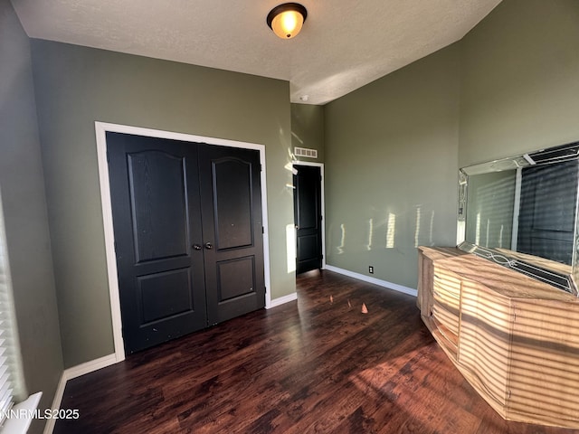 9485 Zaring Ave, Winnemucca, NV 89445 - unfurnished bedroom featuring wood finished floors, a textured ceiling, and a closet