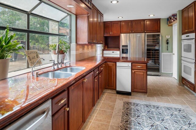 410 Pheasant Dr, Fallon, NV 89406 - kitchen with stainless steel appliances, a sink, recessed lighting, decorative backsplash, and a peninsula