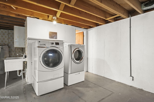 438 Glenmanor Dr, Reno, NV 89509 - laundry area with washer and clothes dryer