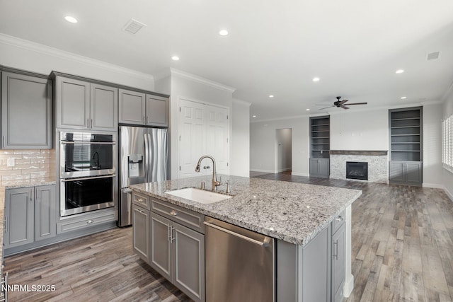 11621 Desert Shadow Dr, Sparks, NV 89441 - kitchen featuring a sink, gray cabinets, stainless steel appliances, a ceiling fan, and crown molding