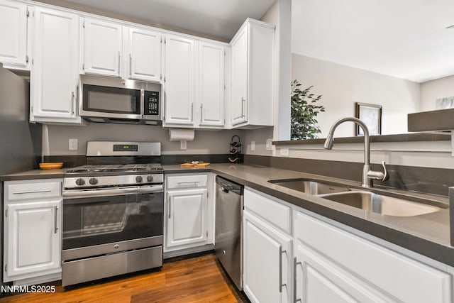 900 S Meadows Pkwy Unit 3922, Reno, NV 89521 - kitchen featuring stainless steel appliances, a sink, dark countertops, and white cabinets