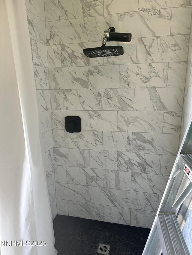 2068 NE Sierra Vista Dr, Tonopah, NV 89049 - bathroom featuring a tile shower