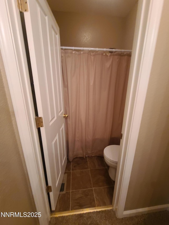 580 Boulder Peak Ct, Sparks, NV 89436 - full bath featuring toilet, a shower with curtain, and tile patterned flooring