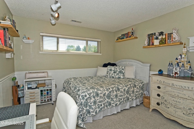 4115 Willowsprings Ct, Reno, NV 89519 - carpeted bedroom featuring wainscoting and a textured ceiling