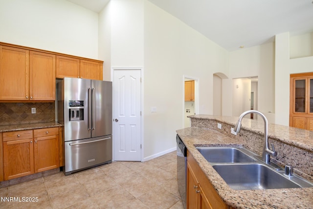 637 Donner Pass Ct, Sparks, NV 89436 - kitchen featuring appliances with stainless steel finishes, a sink, a high ceiling, and brown cabinets