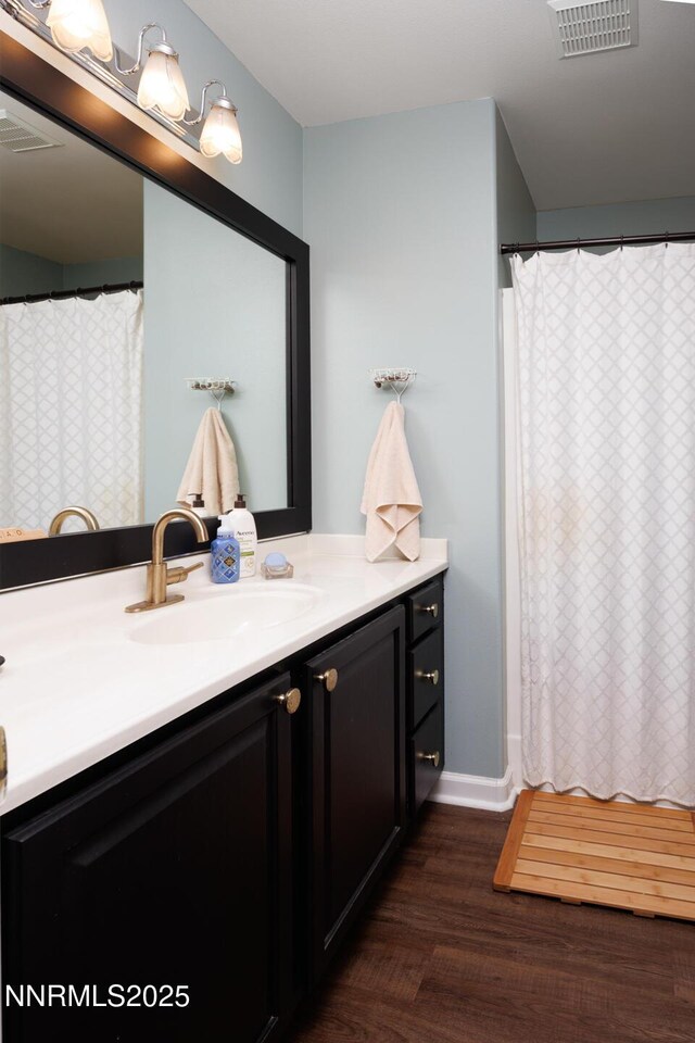 791 Noel Ln, Fallon, NV 89406 - full bath featuring vanity, wood finished floors, and a shower with curtain