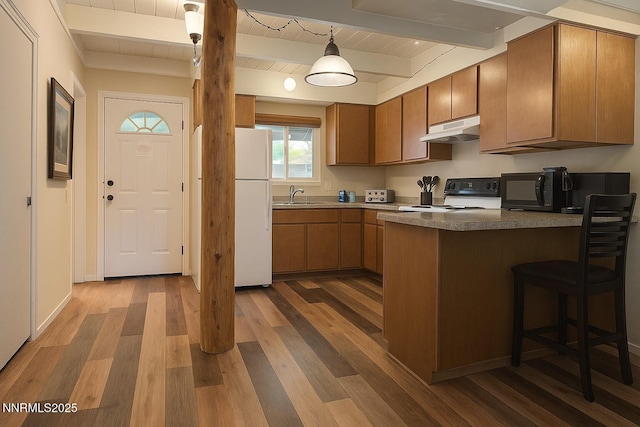 801 Northwood Blvd Unit 10, Incline Village, NV 89451 - kitchen with range, under cabinet range hood, freestanding refrigerator, a sink, and a peninsula