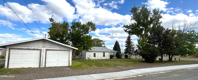 831 N 1st St, Battle Mountain, NV 89820 - view of front of home with an outbuilding, a detached garage, and a front lawn