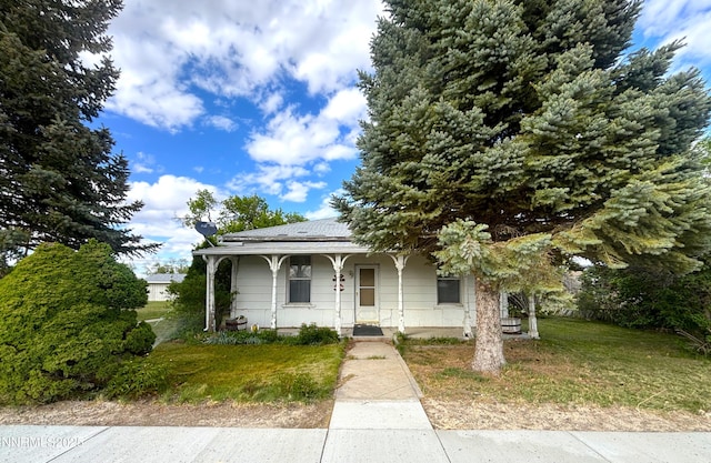 831 N 1st St, Battle Mountain, NV 89820 - view of front facade featuring covered porch and a front yard