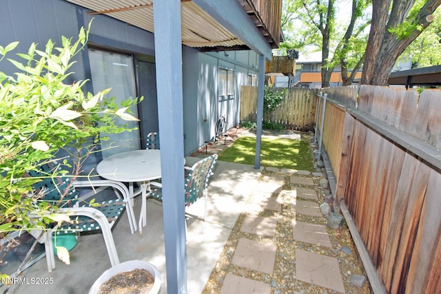 2213 Kietzke Ln Unit H, Reno, NV 89502 - fenced backyard with a patio area and outdoor dining area