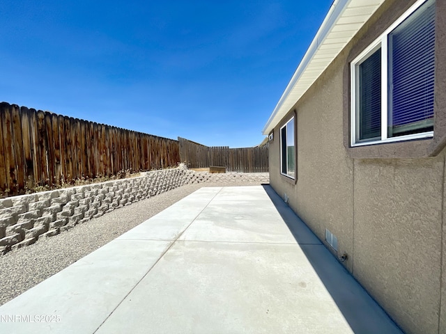 935 Lonnie Ln, Winnemucca, NV 89445 - fenced backyard featuring a patio area