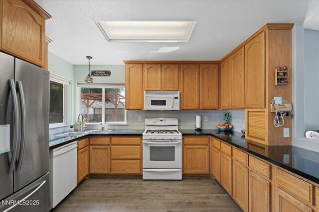 805 Samantha Cir, Fallon, NV 89406 - kitchen with white appliances, a sink, tasteful backsplash, and wood finished floors