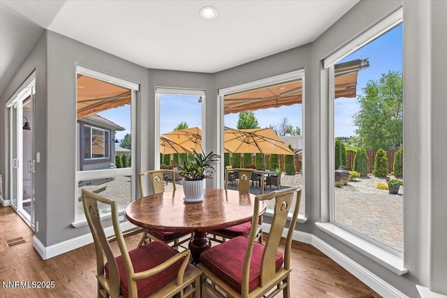 346 Wolf Run Ct, Reno, NV 89511 - dining room with baseboards, wood finished floors, and recessed lighting