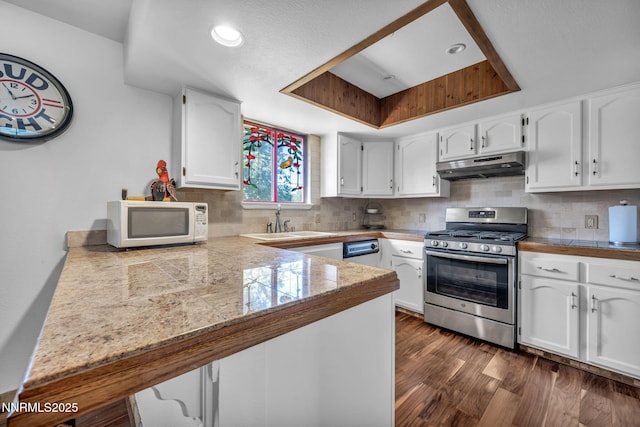15333 Kivett Ln, Reno, NV 89521 - kitchen with gas range, white microwave, under cabinet range hood, tile counters, and a sink