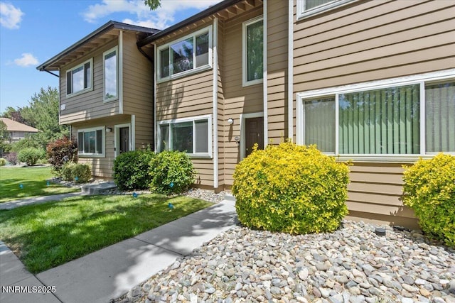 423 Barclay Ct, Reno, NV 89511 - view of front facade with a front yard