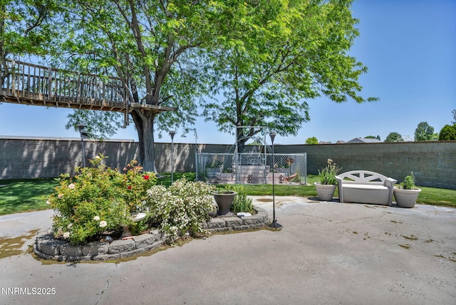 5595 Kluncy Canyon Rd, Winnemucca, NV 89445 - fenced backyard with a patio area