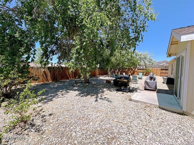 2657 Elizabeth Pkwy, Fallon, NV 89406 - fenced backyard with a patio