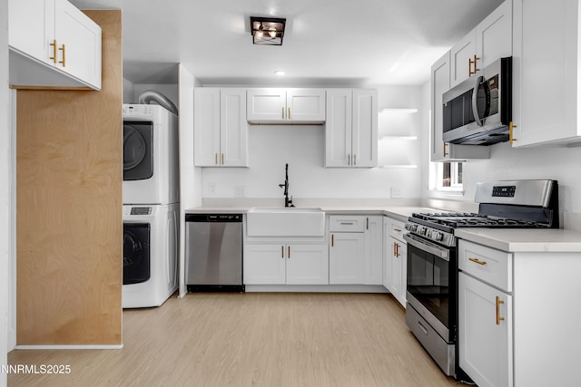 1125 Vance Way, Sparks, NV 89431 - kitchen with stainless steel appliances, stacked washer / drying machine, light wood-style flooring, and light countertops