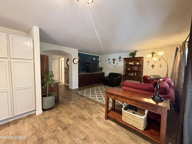 1175 La Cresta Ct, Sparks, NV 89436 - living area featuring arched walkways and light wood-type flooring