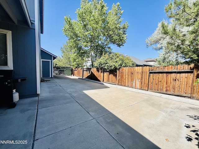 1175 La Cresta Ct, Sparks, NV 89436 - fenced backyard with a patio
