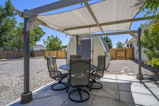610 Hunter Park Way, Fallon, NV 89406 - fenced backyard with a patio area and outdoor dining space
