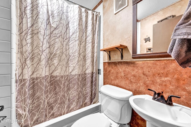 700 Highland St, Carson City, NV 89703 - bathroom featuring shower / tub combo and a textured wall