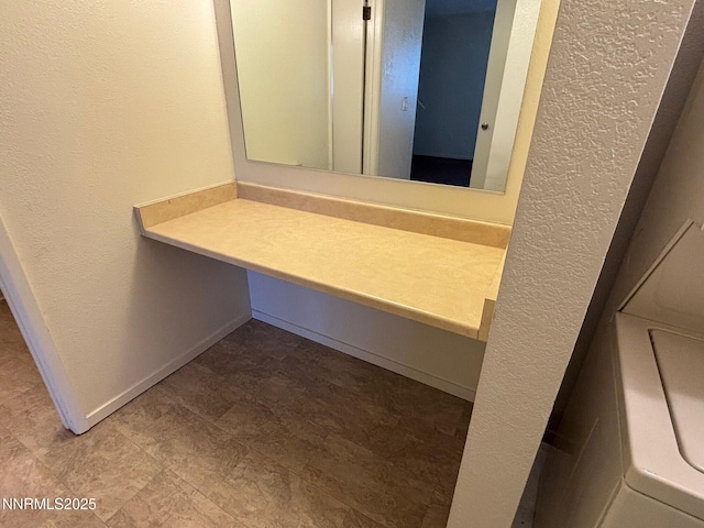 1465 E Peckham Ln Unit 53, Reno, NV 89502 - bathroom featuring a textured wall