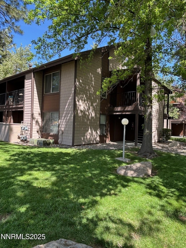 1465 E Peckham Ln Unit 53, Reno, NV 89502 - rear view of property featuring a lawn