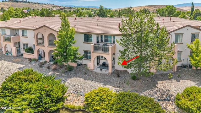 6230 Ingleston Dr Unit 212, Sparks, NV 89436 - view of front facade featuring stucco siding, a tiled roof, a mountain view, and a balcony