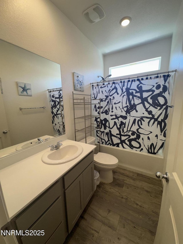 427 Agate Ln, Fallon, NV 89406 - bathroom with vanity, shower / tub combo with curtain, and wood finished floors