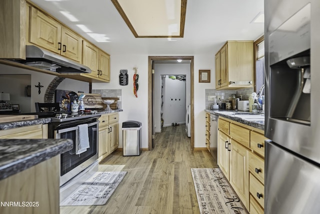 202 Summit Ave, Winnemucca, NV 89445 - kitchen featuring stainless steel appliances, light brown cabinets, backsplash, and dark countertops