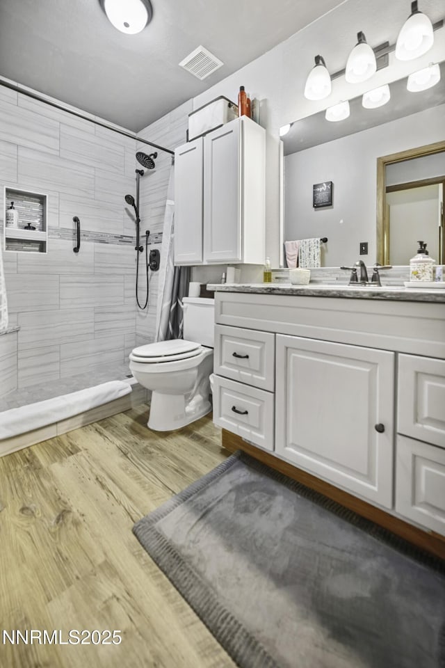 202 Summit Ave, Winnemucca, NV 89445 - full bathroom featuring tiled shower, vanity, and wood finished floors
