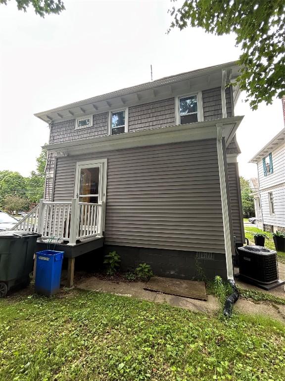 563 W 9th St, Erie, PA 16502 - back of property