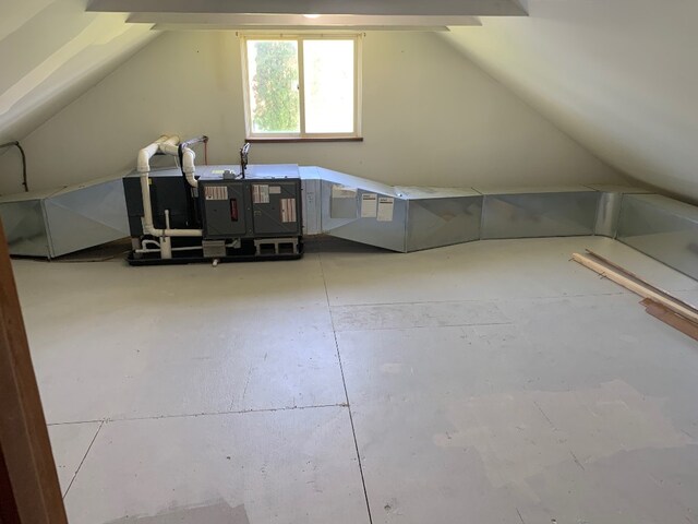 6028 Davidson Rd, Jamestown, PA 16134 - bonus room with vaulted ceiling