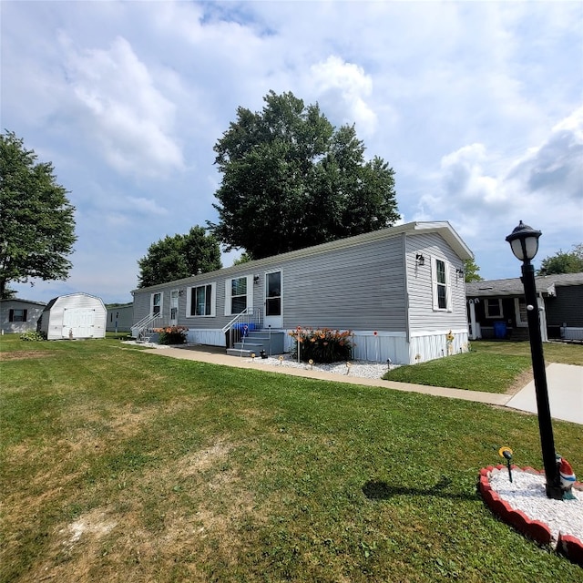 manufactured / mobile home featuring a front yard