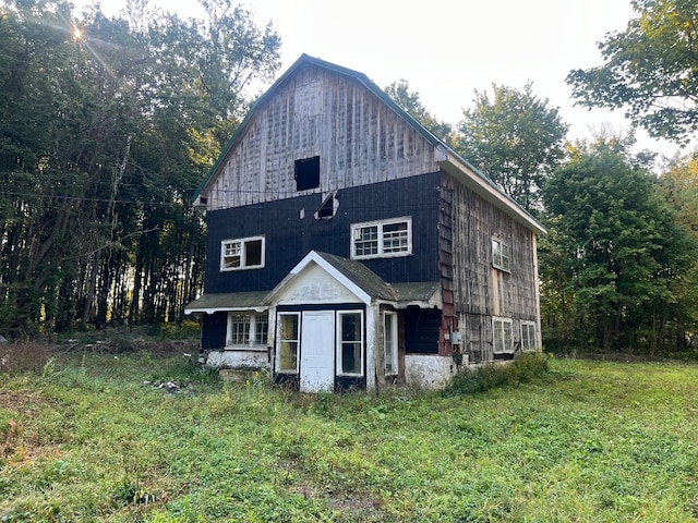 view of front of home with a front yard