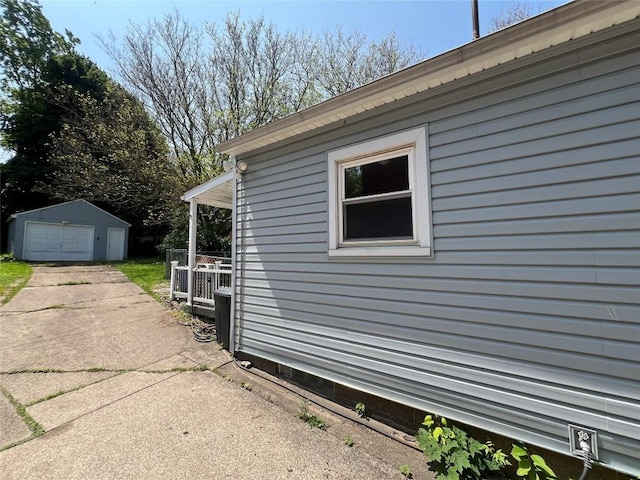 113 E 29th St, Erie, PA 16504 - view of side of home featuring a garage, an outbuilding, and driveway