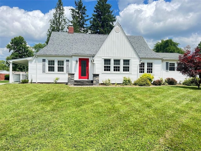 view of front facade featuring a front yard