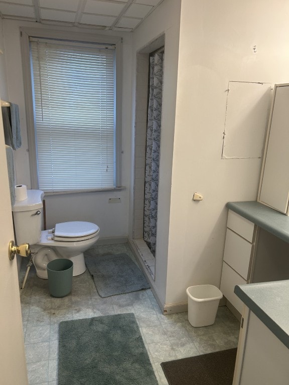 bathroom with a shower with shower curtain, vanity, and toilet