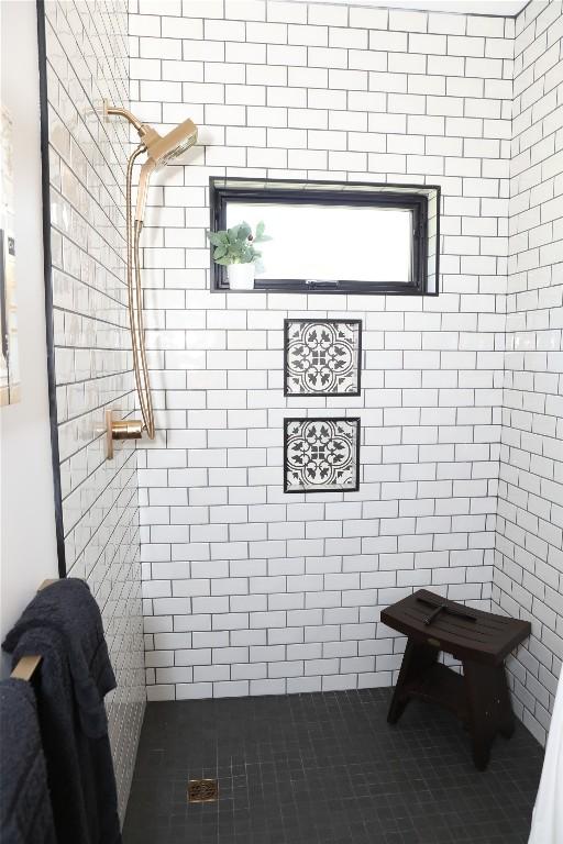 12075 Oakmont Dr, Conneaut Lake, PA 16316 - bathroom featuring tiled shower
