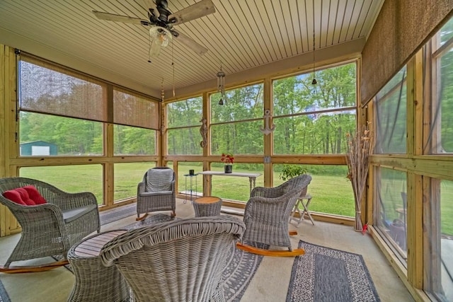 sunroom with ceiling fan