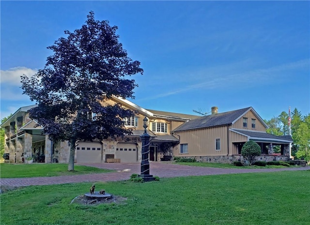 view of front of property featuring a front yard and a garage